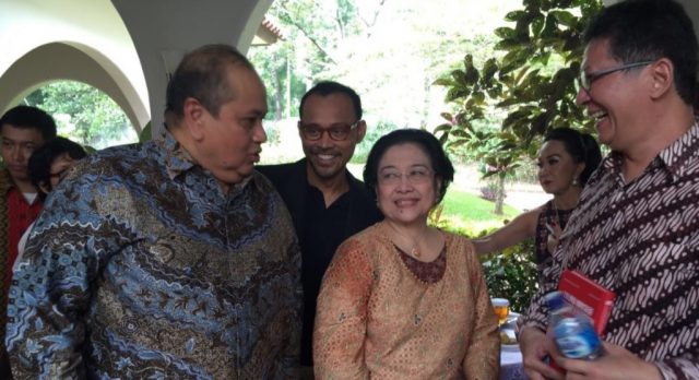 Pendiri dan Pemimpin Umum Suluh Indonesia, Emir Moeis (kiri) bersama Ketua Umum PDI Perjuangan Megawati Soekarnoputri.