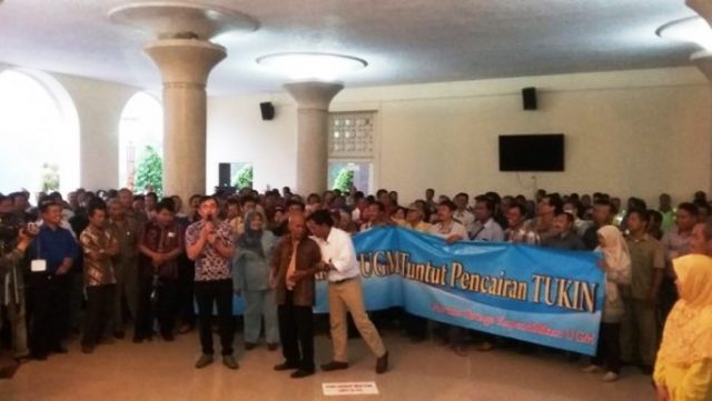 Ratusan Dosen di Almamater Presiden Jokowi Demo karena Tunjangan Kinerja Belum Turun