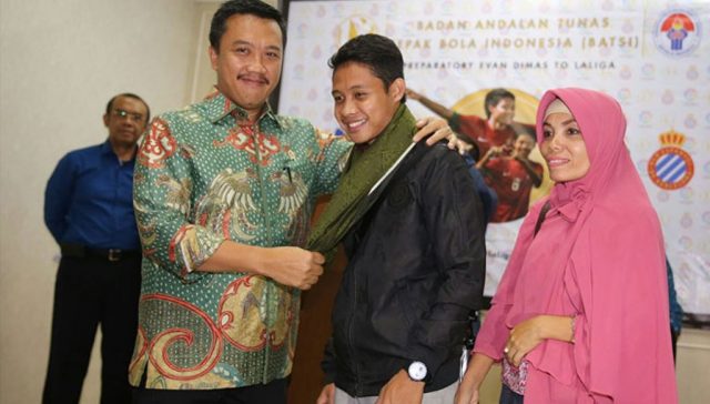 Misteri Kain Sarung Menpora untuk Bekal Evan Dimas ke Spanyol
