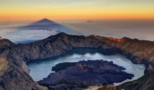 Seluruh Jalur Pendakian ke Gunung Rinjani Ditutup sampai Maret 2016