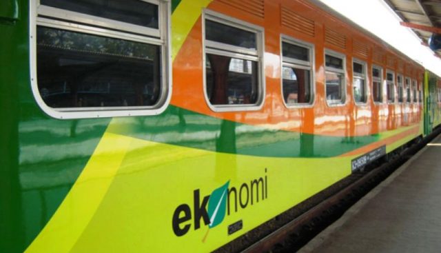 Tarif Kereta Api Ekonomi Akan Turun Sedikit pada April 2016