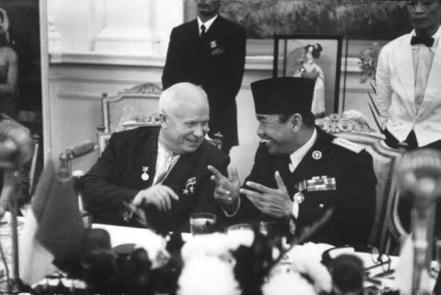 Bung Karno dan Nikita Khrushchev di Bali, 1960.