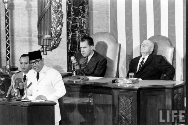 Bung Karno ketika berpidato di Sidang Majelis Umum Ke-15 Perserikatan Bangsa-Bangsa, 30 September 1960. Foto: Life