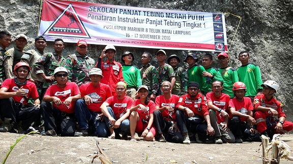 Marinir Gelar Kursus Vertical Rescue dan Mountaineering