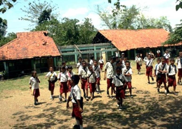 Ribuan Bangunan SD dan SMP di Karawang Dibiarkan Rusak