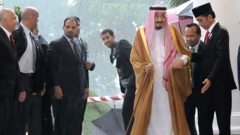 Hujan Deras dan Ribuan Warga Bogor Sambut Raja Salman