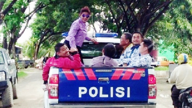 Ketika Menteri Susi Menyapa Warga Kolaka dari Atas Mobil Patwal Polisi