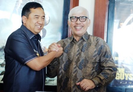 Bupati Cilacap Tatto Suwarto Pamuji dan Djonny Syafruddin.