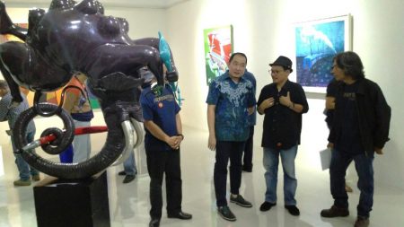 Kurator Suwarno Wisetrotomo tengah menjelaskan ihwal karya-karya yang dipamerkan kepada Vice President PT Sritex Iwan Kurniawan Lukminto/YUK