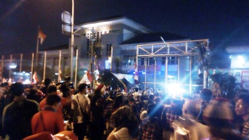 Massa Pendukung Ahok Masih Berkumpul di Depan Rutan Cipinang