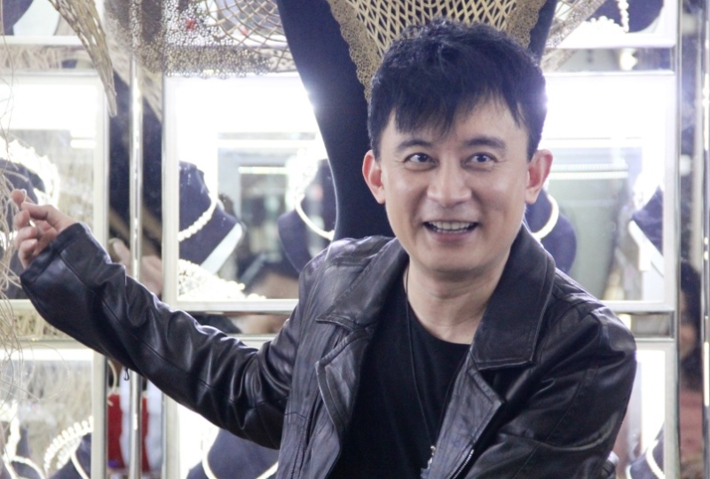 Bintang Hollywood Kenakan Mahkota Karya Rinaldy Yunardi