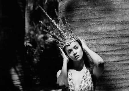 Zoe Saldana dengan mahkota karya Rinaldy Yunardi. Foto: C Magazine
