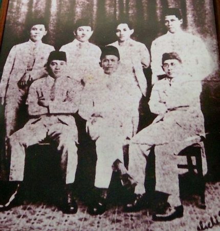 Tujuh pemuda pendiri Partai Nasional Indonesia (PNI).