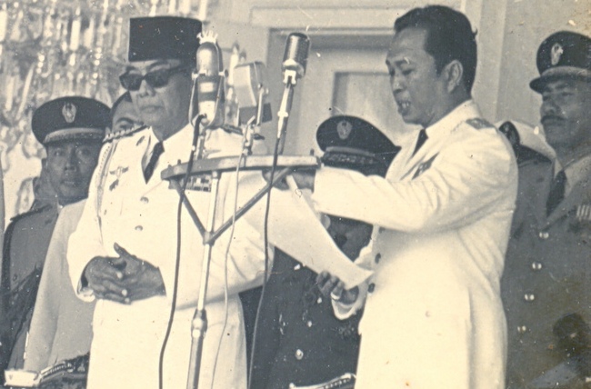 Dr. Chaerul Saleh membacakan teks Proklamasi pada HUT ke XX Proklamasi Kemerdekaan R. I. 17-8-1965