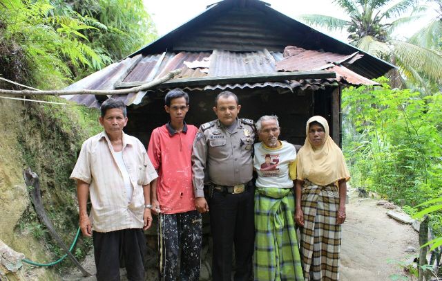 Belajar dari Keikhlasan Bripka Maihendri Melayani Warga