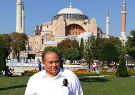 Emir Moeis, Pendiri dan Pemimpin Umum Koran Suluh Indonesia, di depan Masjid Hagia Sophia.