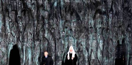 Presiden Rusia Vladimir Putin ketika meresmikan monumen yang disebut "korban" "kekejaman" Stalin [Foto: Istimewa]