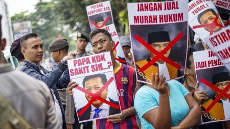Ilustrasi:Aksi unjuk rasa sewaktu sidang praperadilan Setya Novanto/AFP