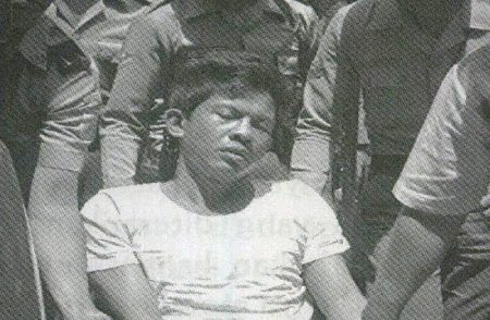 A.M. Fatwa saat menjalani sidang di masa rezim Soeharto, tak mampu berjalan karena mengalami siksaan.