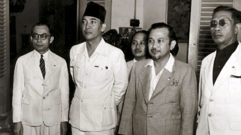Achmad Soebardjo (sebelah kiri Bung Karno, jas abu-abu