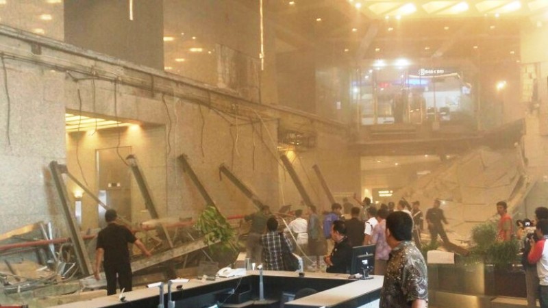 Atap Selasar Gedung BEI Ambruk, Puluhan Orang Terluka