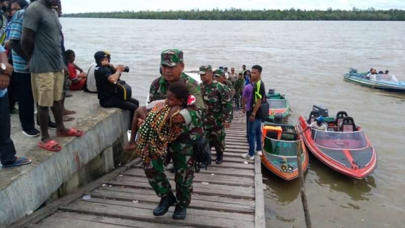 Satgas Kesehatan TNI Masuki Kampung-Kampung Terpencil Asmat