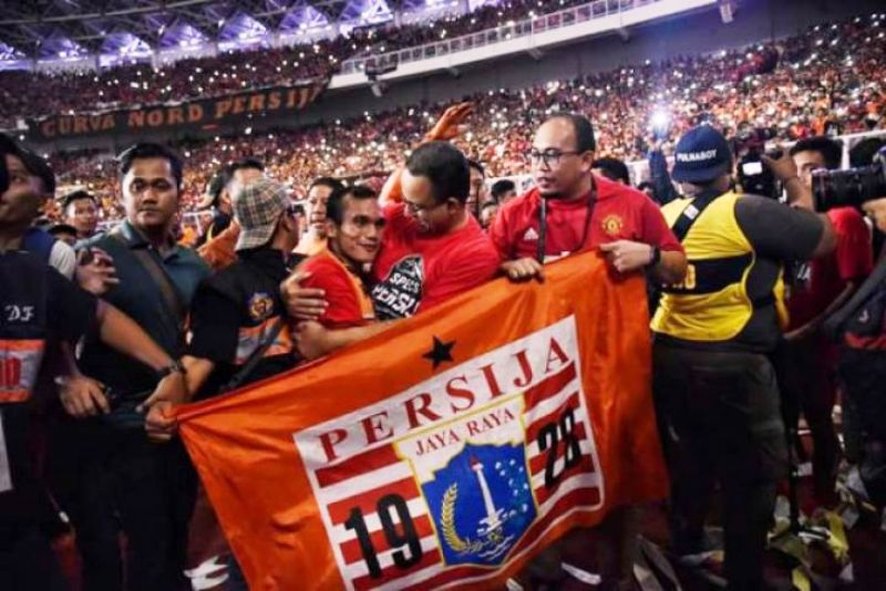 Suporter Persija Bopong Anies di Balai Kota