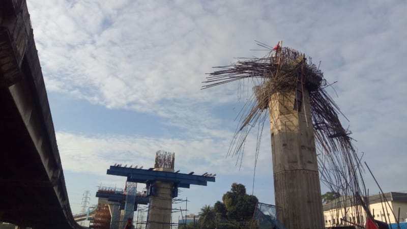 Bekisting Pierhead yang ambruk di proyek Tol Becakayu, Kebun Nanas, Jakarta Timur