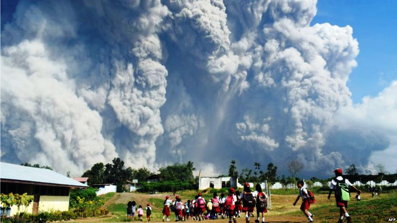 Debu Vulkanik Letusan Gunung Sinabung Terhembus Angin hingga Aceh