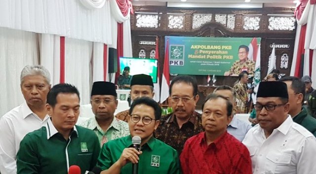 “Kode” Cak Imin Berziarah ke Makam Marhaen dengan Batik Merah