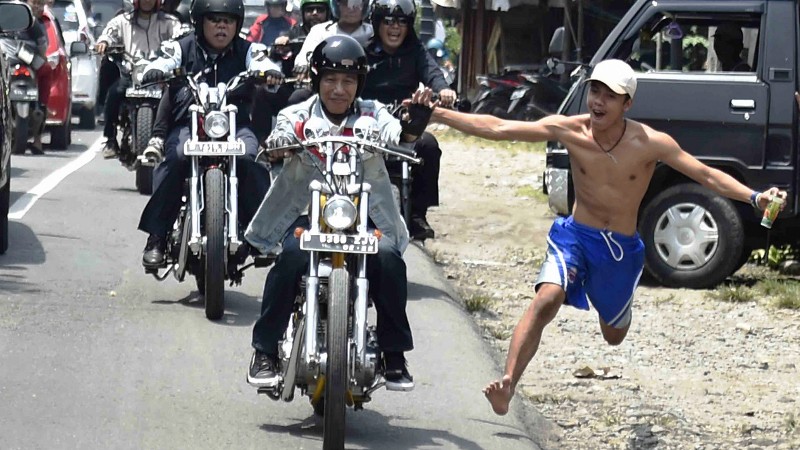 Motor besar, Sneaker, dan Jaket Jins: Jurus pencitraan Jokowi Memenangkan Pemilih Pemula