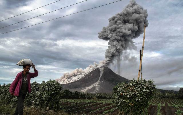 Mengurai Benang Kusut Relokasi Pengungsi Erupsi Sinabung