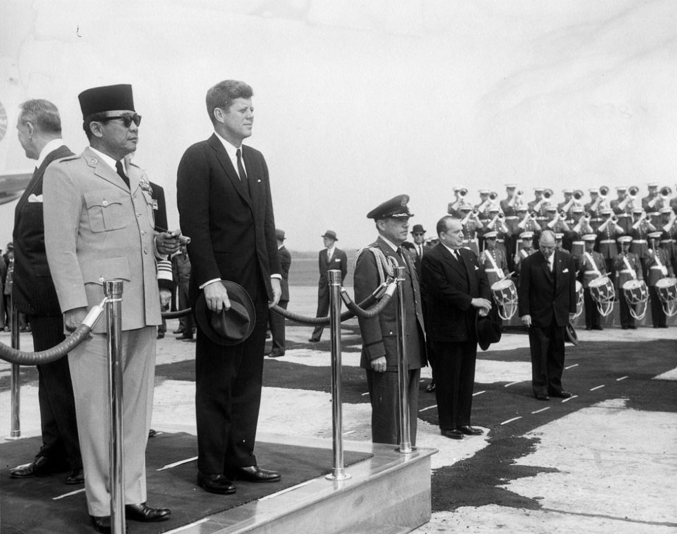 President John F. Kennedy salah satu dari sedikit orang Amerika yang menjadi sahabat Bung Karno.