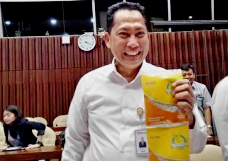 Pedagang Eceran Siap Jual Beras dalam Saset 2 Ons