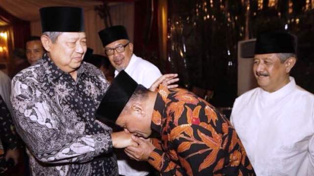 Mengapa Gatot Cium Tangan SBY Ketika Buka Puasa di Rumah Chairul Tanjung