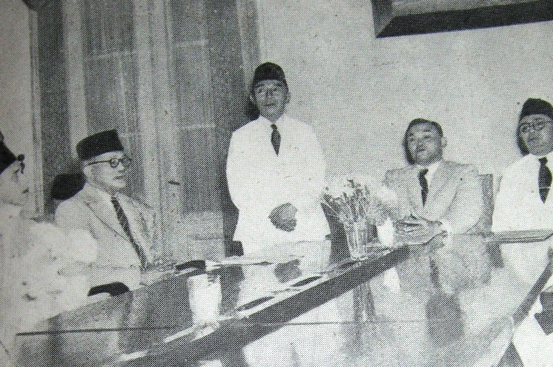 Raden Mas Sewaka: Gubernur Jawa Barat Masa Kritis