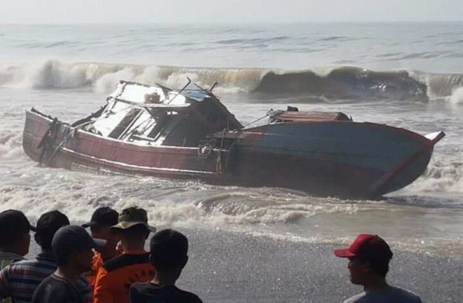 Gelombang Tinggi di Pantai Selatan Jawa Diperkirakan Mulai Mereda