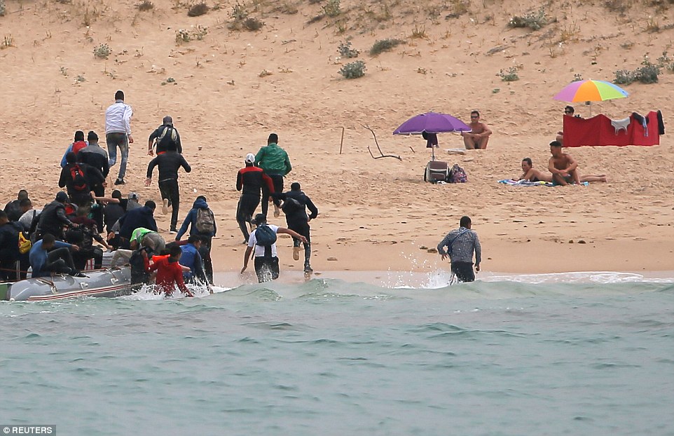 Mendarat di Pantai, Imigran Afrika Kejutkan Pengunjung
