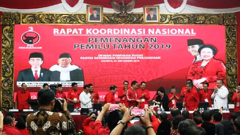 Megawati Beri Jaket Milenial ke Jokowi