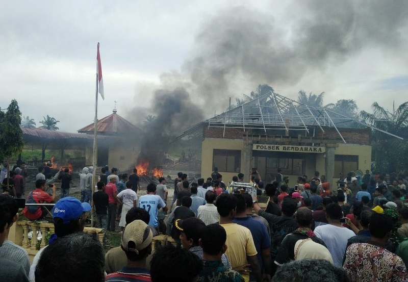 Banyaknya Markas Polisi Dirusak dan Dibakar Massa, Ada Apa Sebenarnya?