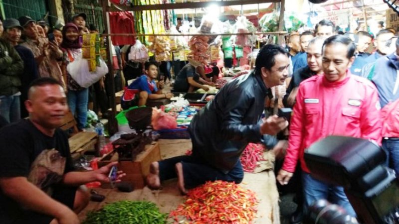 Cek Harga-harga Lagi, Presiden Blusukan Naik Motor ke Pasar