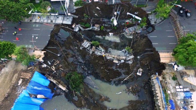 Jalan Gubeng Ambles karena Kesalahan Konstruksi Proyek RS Siloam