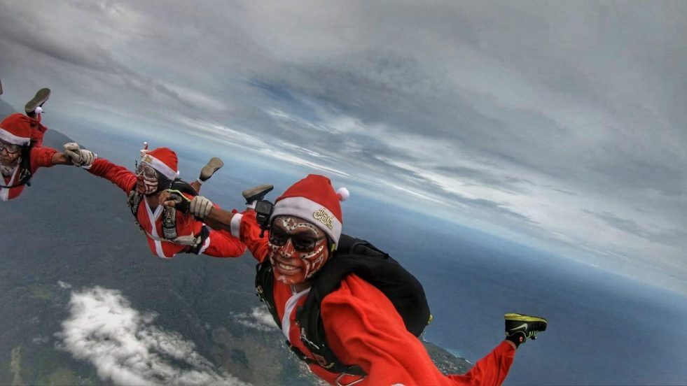 Di Papua, Sinterklas Turun Bawa Hadiah dari Langit