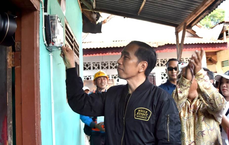 Jokowi Targetkan 100.000 Sambungan Listrik Gratis di Jabar