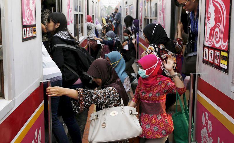 Penumpang KRL Commuterline. Foto: Poskotanews