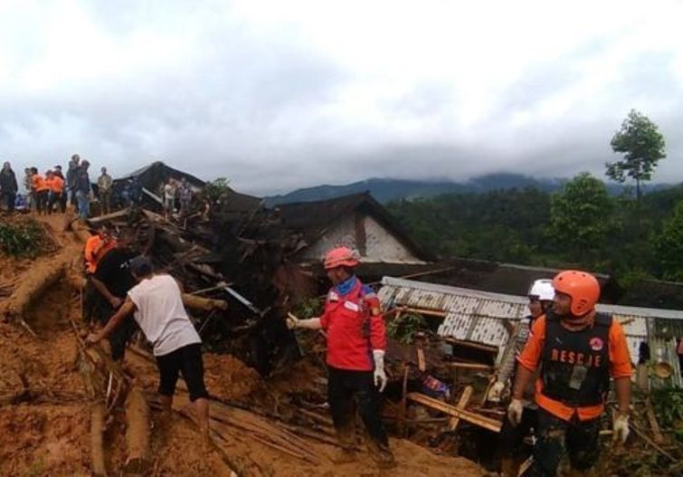 Longsor Cisolok, Korban Jiwa 16 Meninggal 19 Masih Hilang