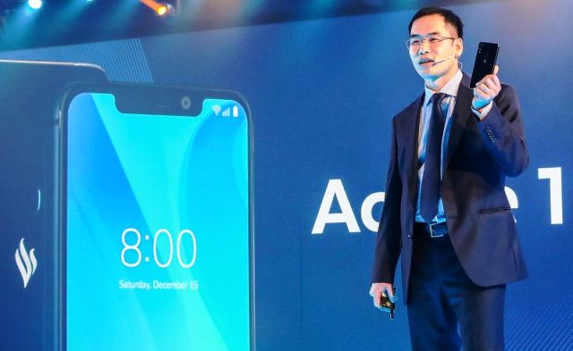 Orang Terkaya Ini Luncurkan Produk Telepon Pintar dari Vietnam