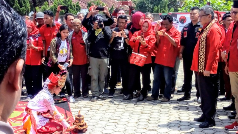 Baliho dan APK Dirusak, Hasto: Mereka Halalkan Segala Cara