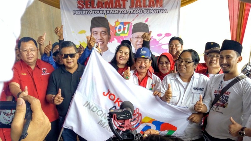 Hasto Lepas Relawan Jokowi Gelar Tour Tol Trans Sumatera