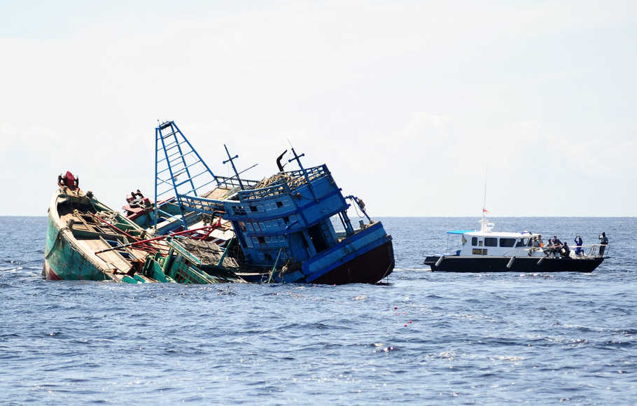 TNI AL Musnahkan 3 Kapal Pencuri Ikan di Natuna